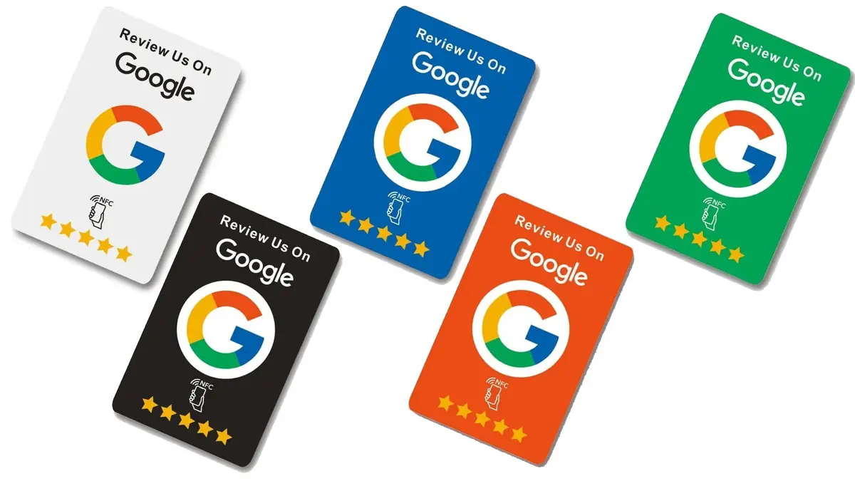 NFC review kaarten en displays van NFCReviewkaart.nl in zwart, wit en goud naast elkaar op een tafel