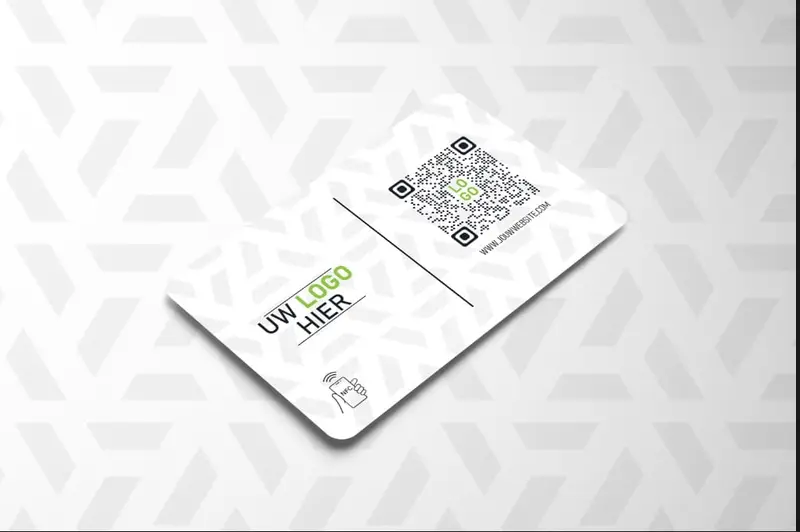 NFC Reviewkaart wordt tegen een smartphone gehouden